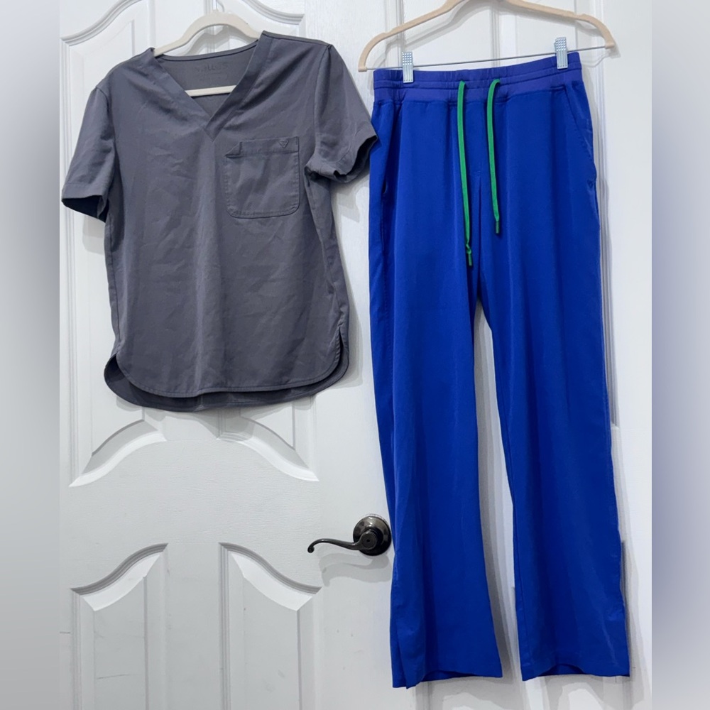 Women’s Welles scrubs set. Everybody classic Top and pants. Grey blue, XS small.